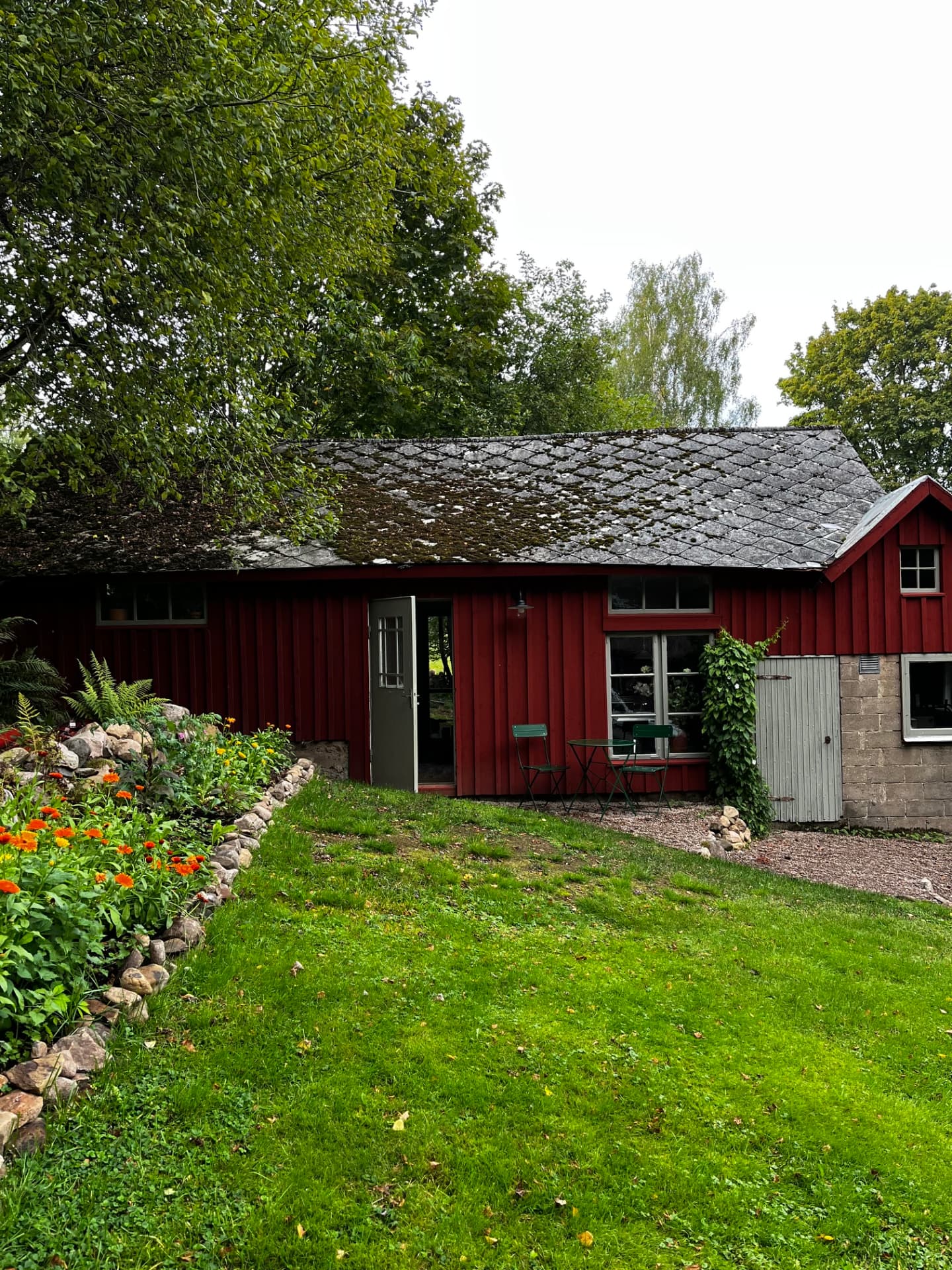 Ladan från gårdssidan med blomrabatt